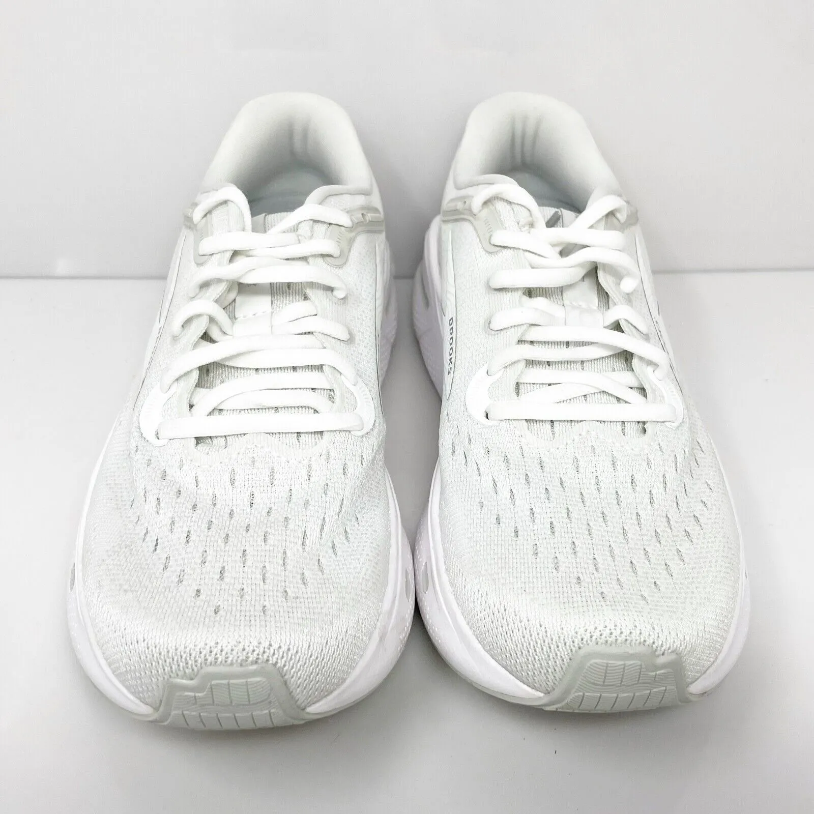 Brooks Womens Ghost Max 1203951B124 White Running Shoes Sneakers Size 8 B