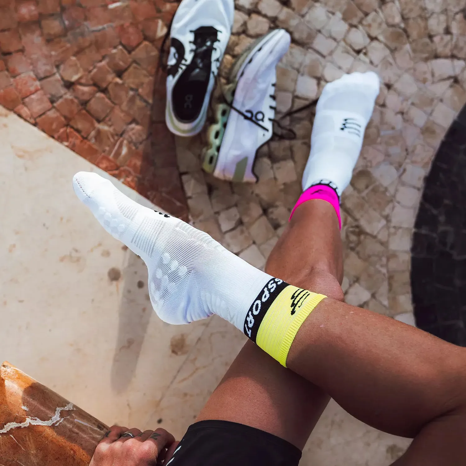 Compressport Mid Compression V2.0 Calze  White/Safe Yellow/Neo Pink