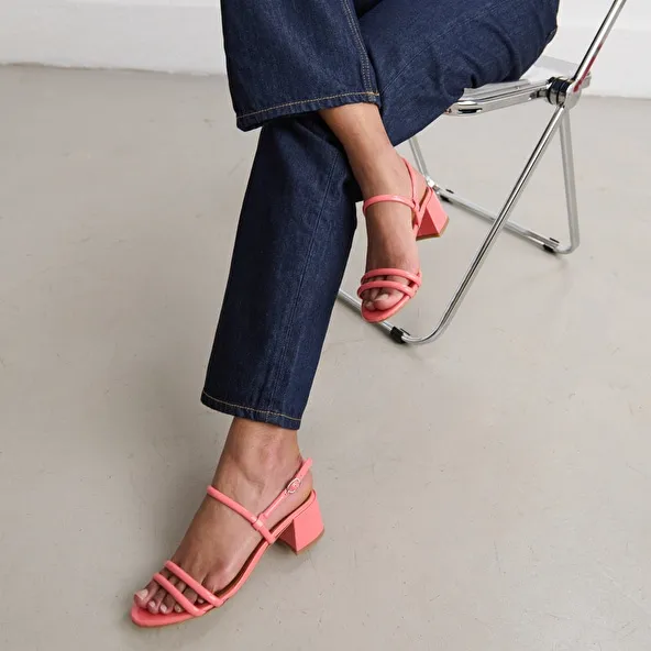 Heeled sandals in coral patent