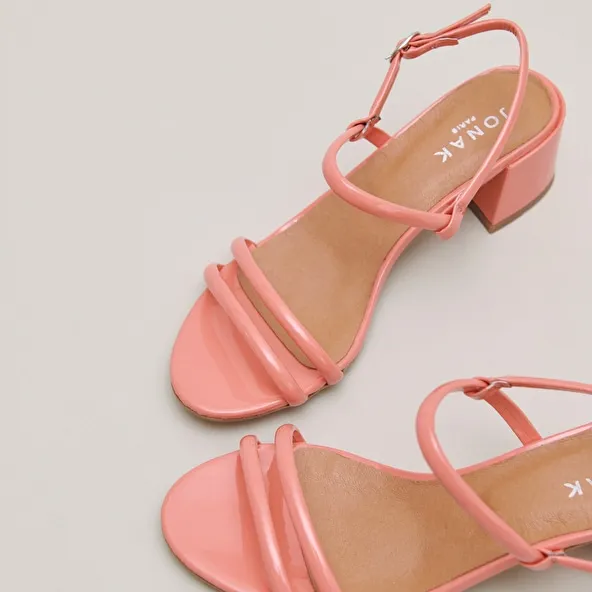 Heeled sandals in coral patent