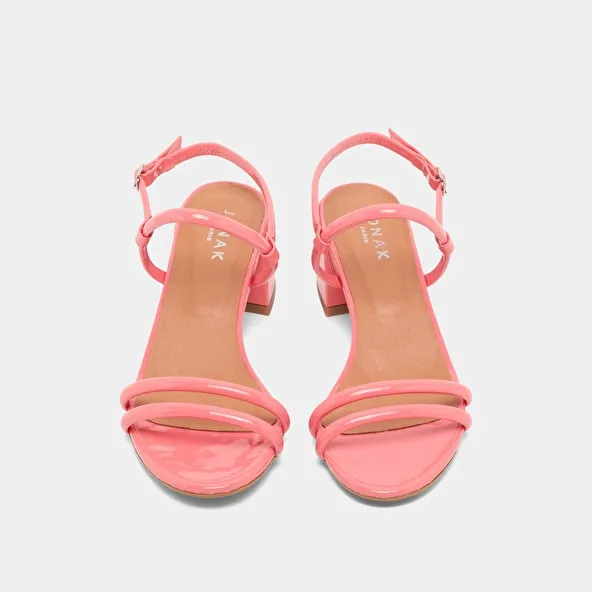 Heeled sandals in coral patent